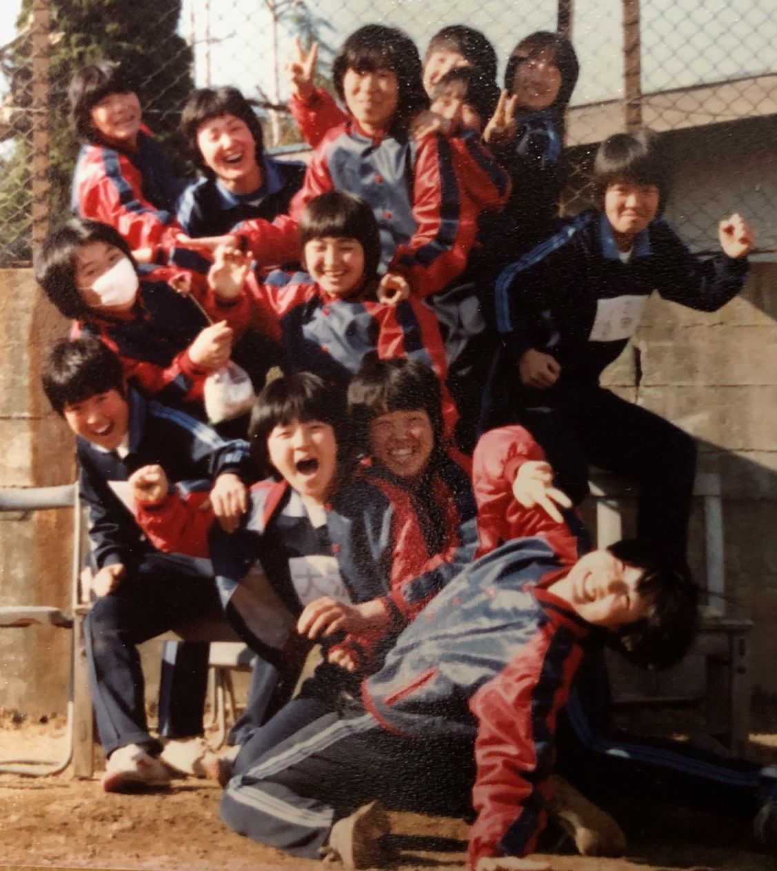 ヌートバーの母久美子さんの所属してた松山女子高ソフトボール部同学年の13人が練習場で記念写真。前列右ののけぞっているのが久美子さん、最後列左端が金子さん（金子さん提供）