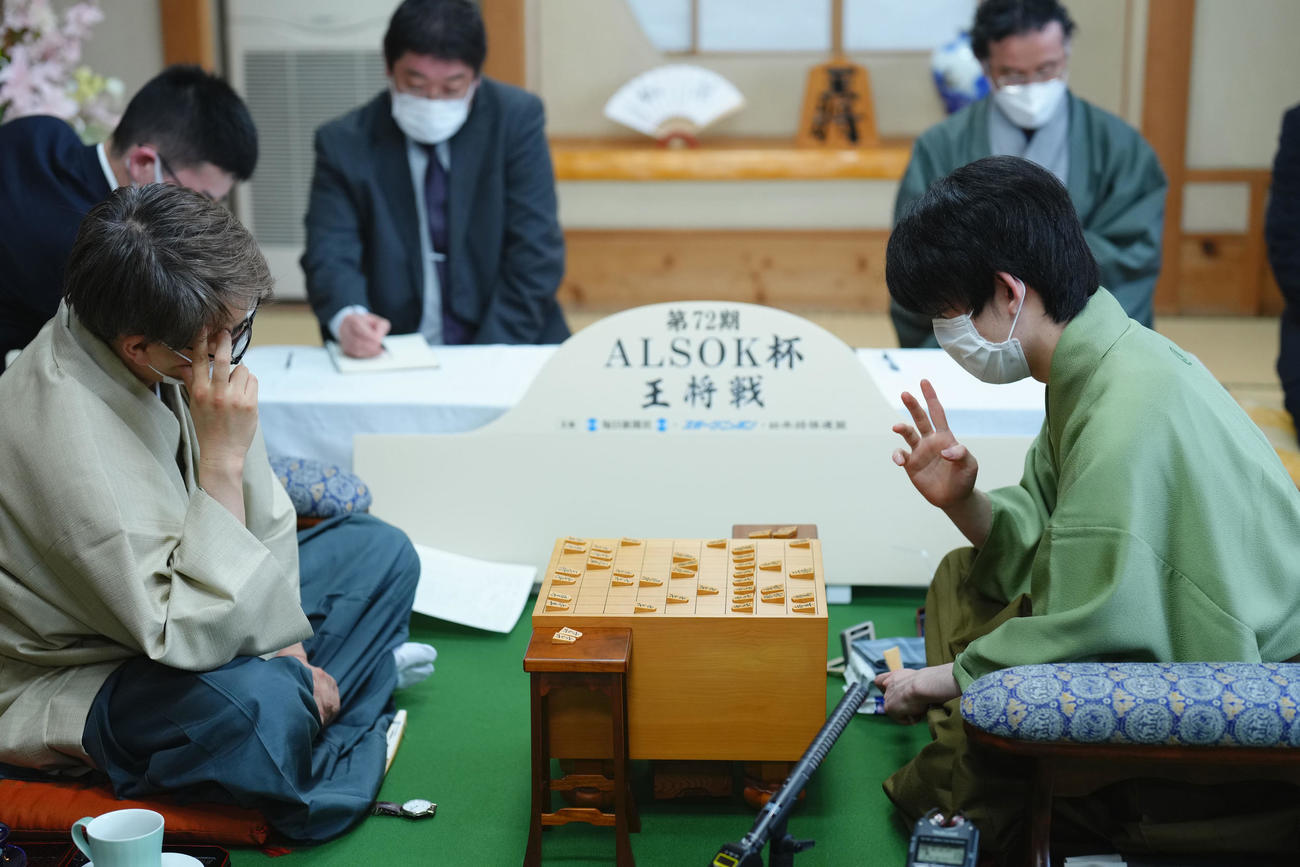 感想戦で首をひねる羽生善治九段（左）と藤井聡太王将（代表撮影）
