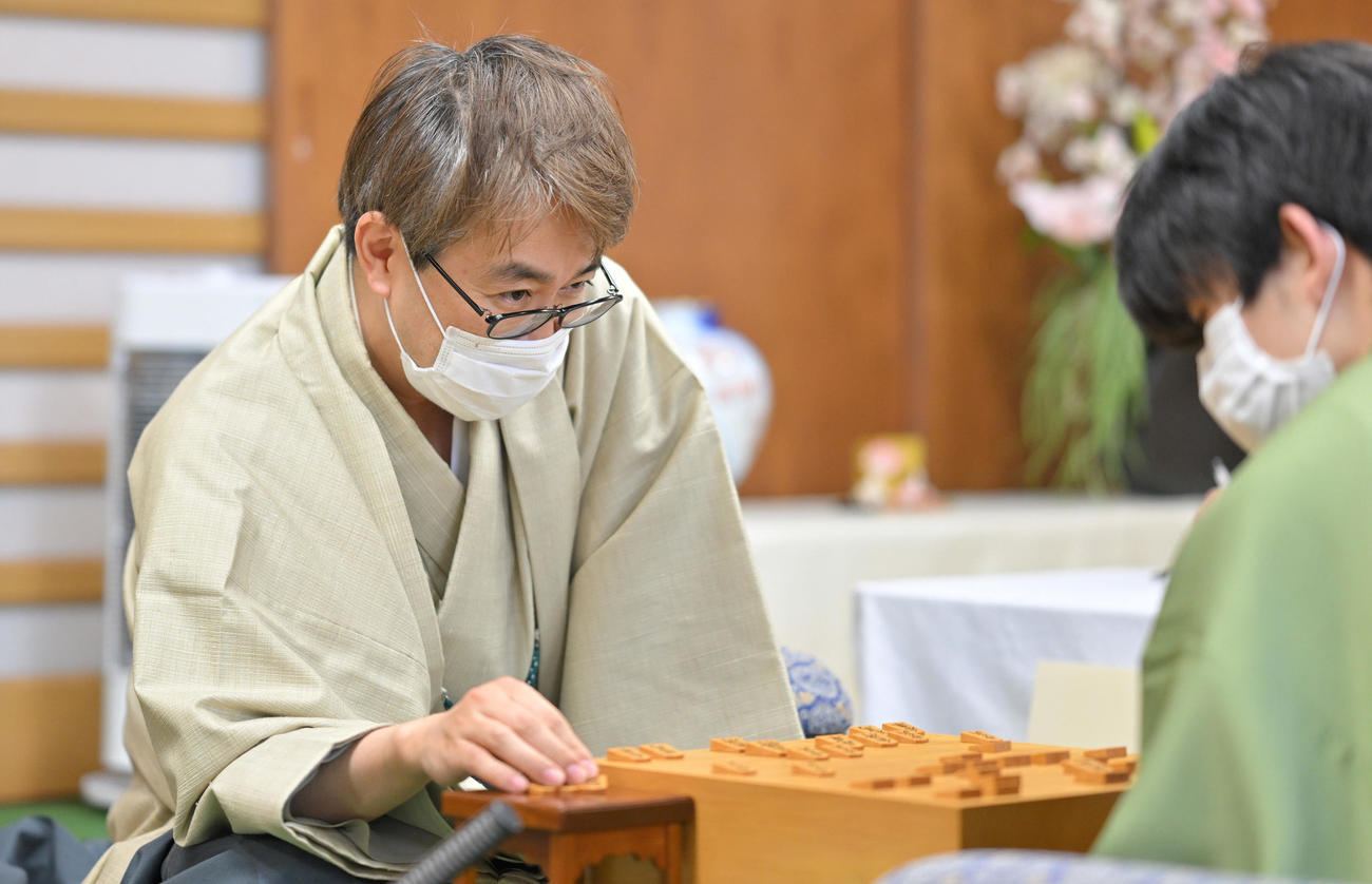 タイトル奪取を逃し、藤井聡太王将（右）と感想戦を行う挑戦者の羽生善治九段（代表撮影）