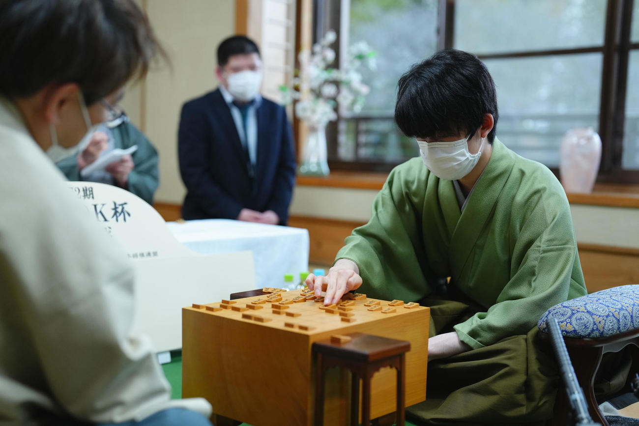 感想戦で対局を振り返る藤井聡太王将（代表撮影）