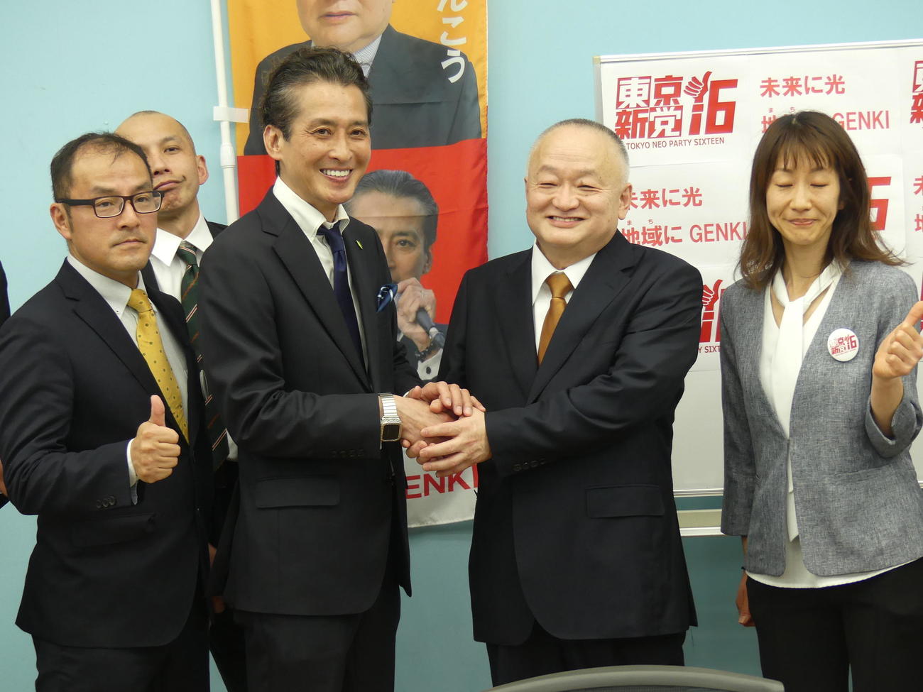 豊島区長選挙出馬を発表した中根善弘氏（右から2人目）と握手をかわす大沢樹生氏（撮影・中山知子）