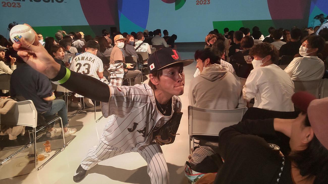 試合前のPV会場で山本由伸のマネ担当の山本申伸は出前モノマネを敢行した（撮影・寺沢卓）