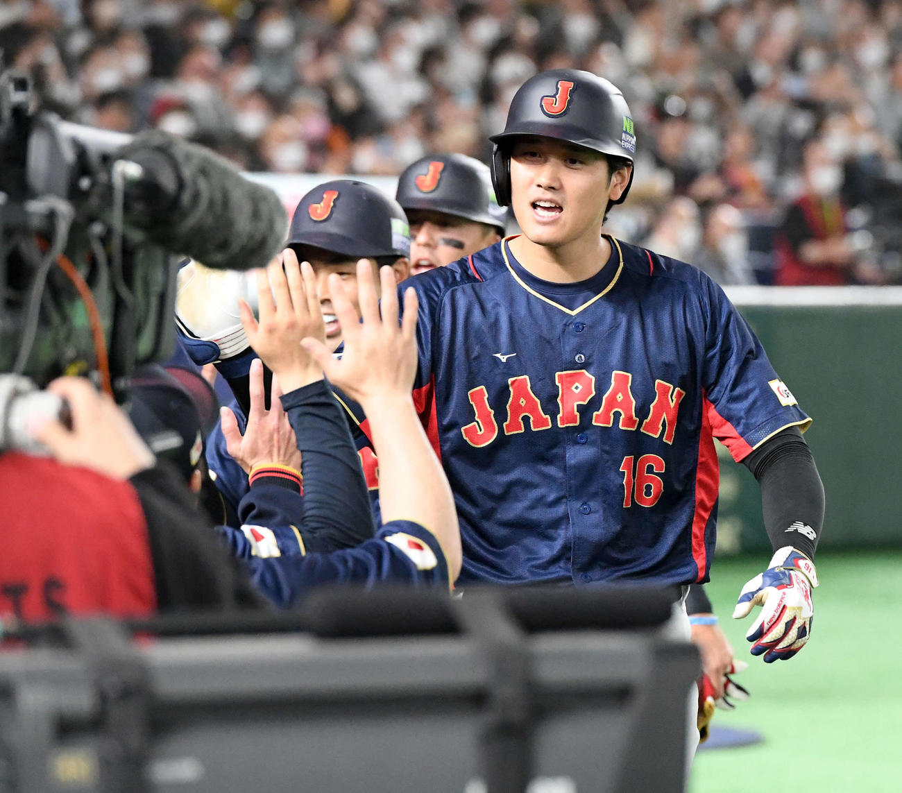 日本対オーストラリア　1回表日本無死一、二塁、先制3点本塁打を放ちチームメートとハイタッチをする大谷（撮影・たえ見朱実）