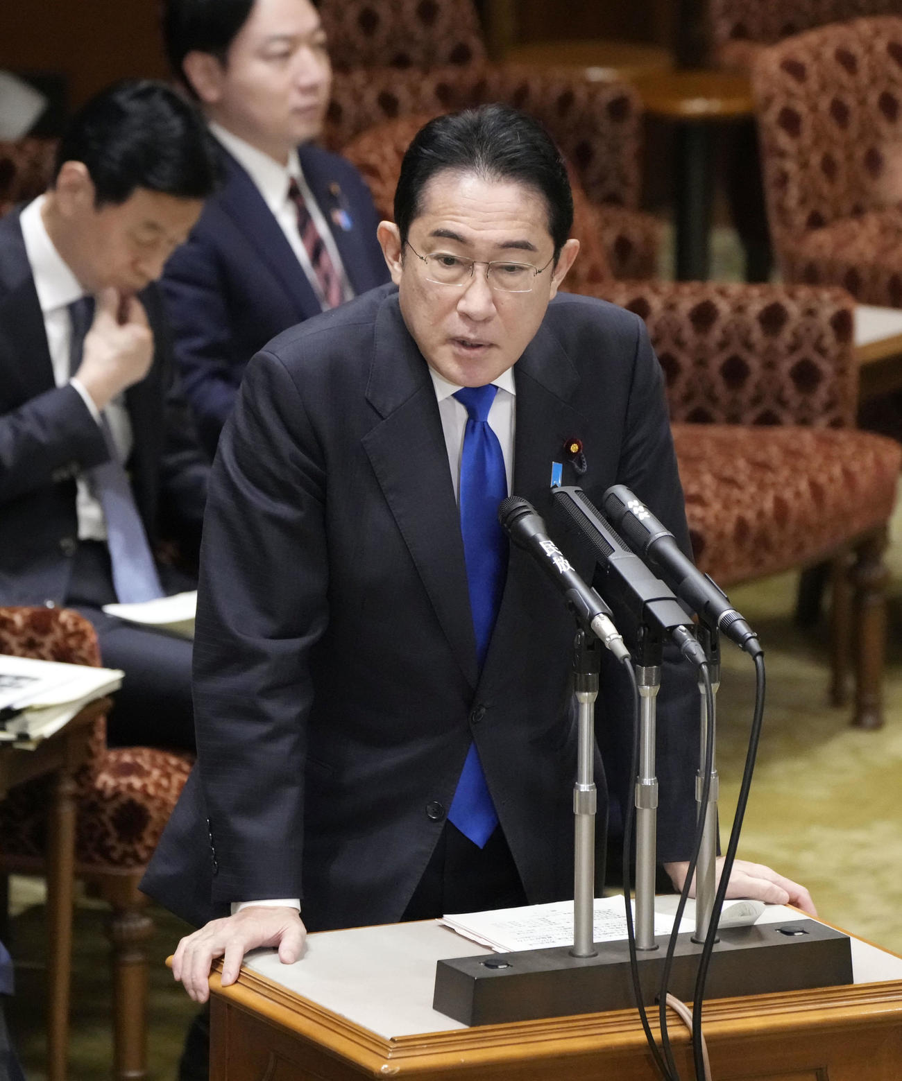 参院予算委で答弁する岸田首相（共同）