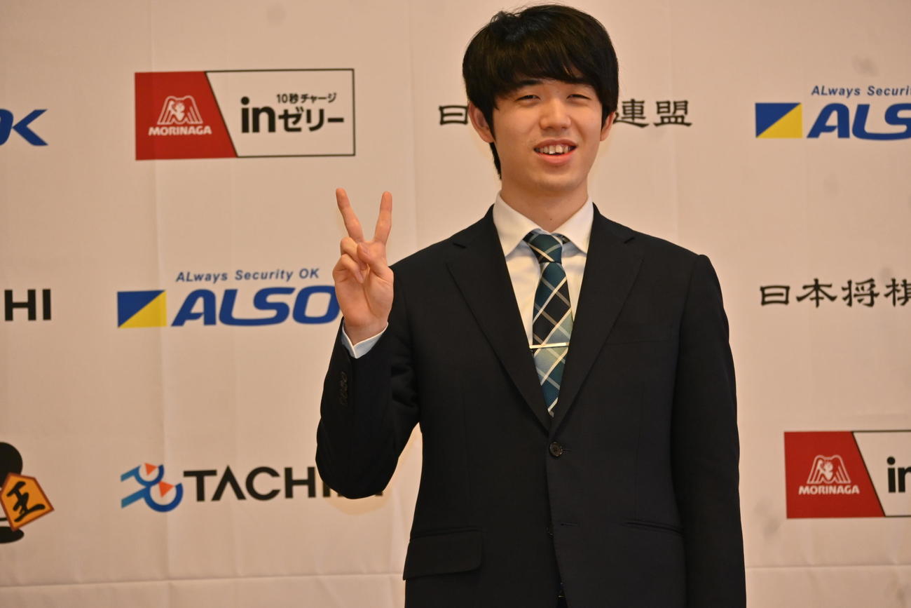 王将初防衛の一夜明け会見で王将2連覇のポーズをとる藤井聡太王将（撮影・松浦隆司）