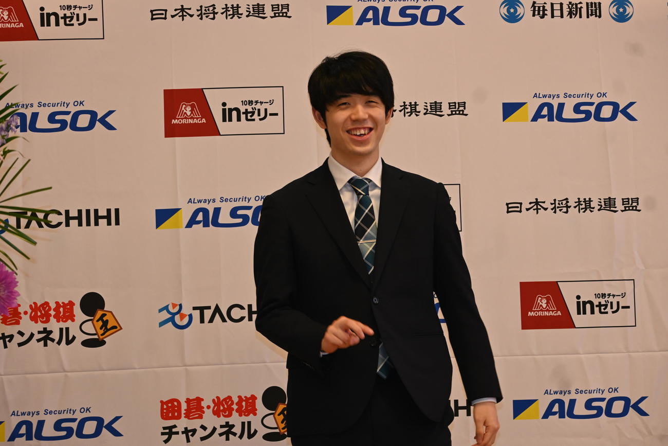 王将初防衛の一夜明け会見で笑顔を見せる藤井聡太王将（撮影・松浦隆司）