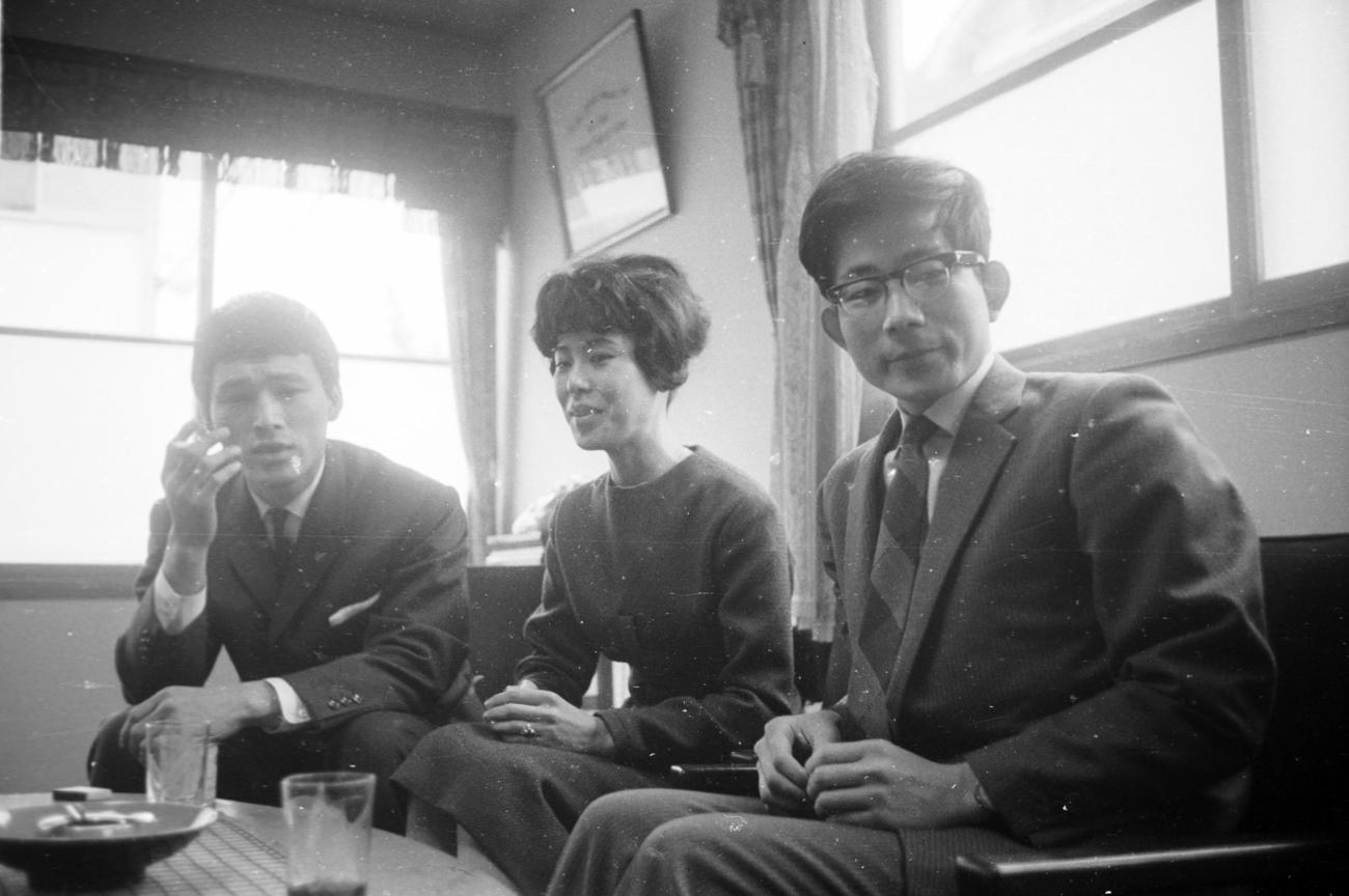 60年2月、伊丹一三（左、のち伊丹十三）の映画出演を激励しに大映撮影所を訪れた大江健三郎さん。中央は後に大江夫人となる、伊丹さんの妹・池内ゆかりさん