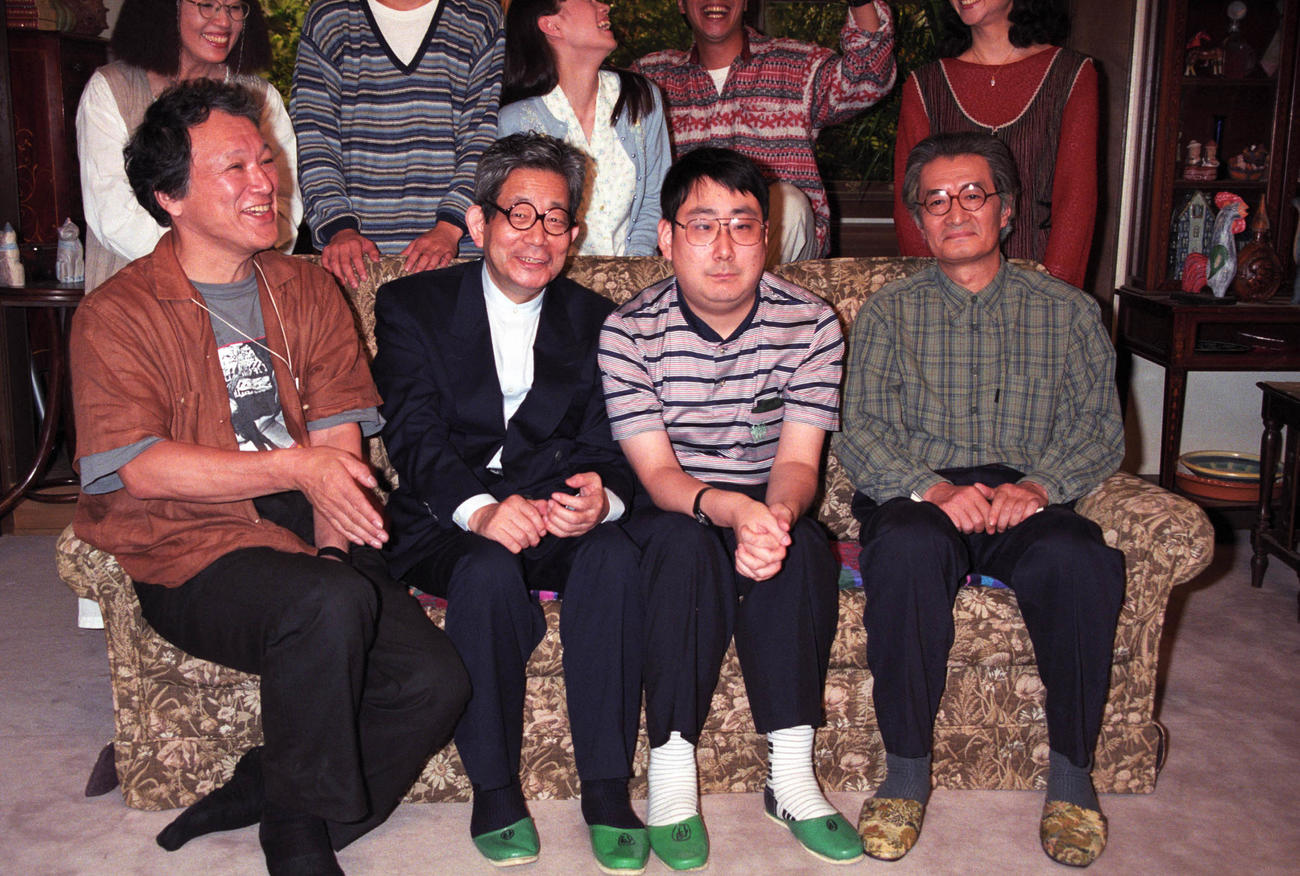 95年7月、大江健三郎さん（左から2人目）原作の「静かな生活」の映画化に張り切る伊丹十三監督。右から2人目は大江さんの長男光さん、右は大江さん役の山崎努