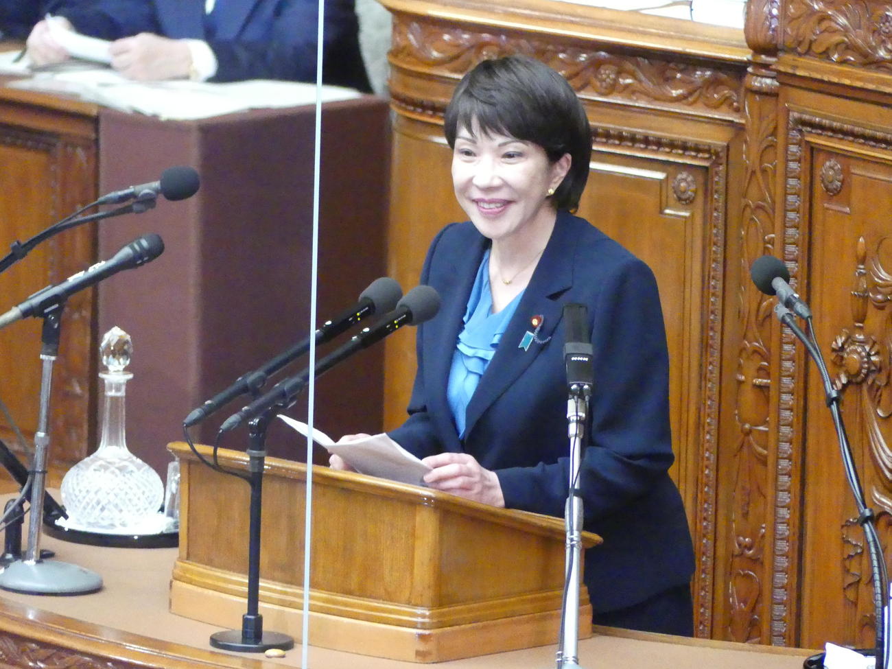 衆院本会議で、総務省の行政文書問題に関する立憲民主党の質問に笑顔で答える高市早苗経済安全保障担当相（撮影・中山知子）