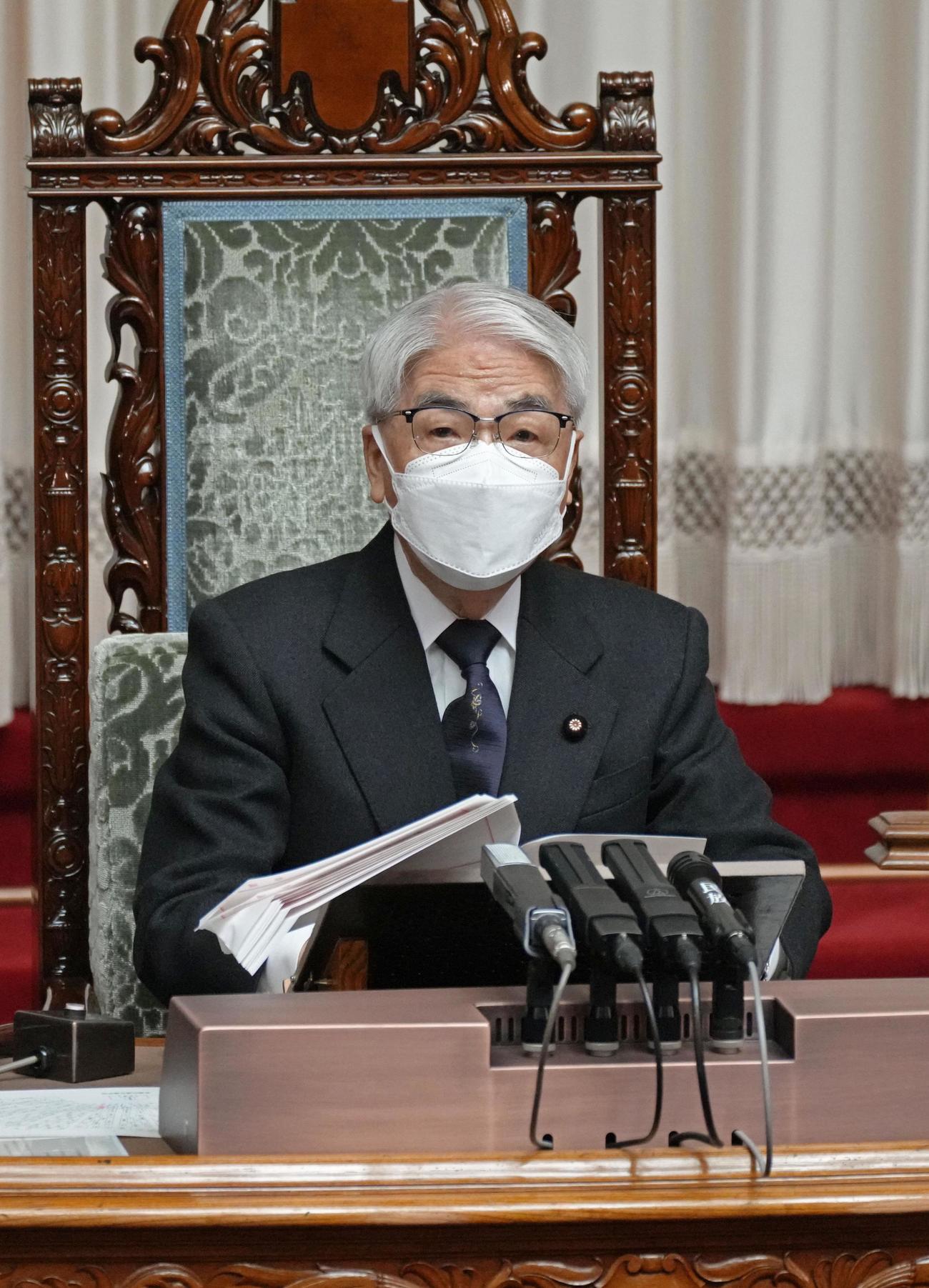 参院本会議で政治家女子48党のガーシー議員の除名を宣告する尾辻議長（共同）