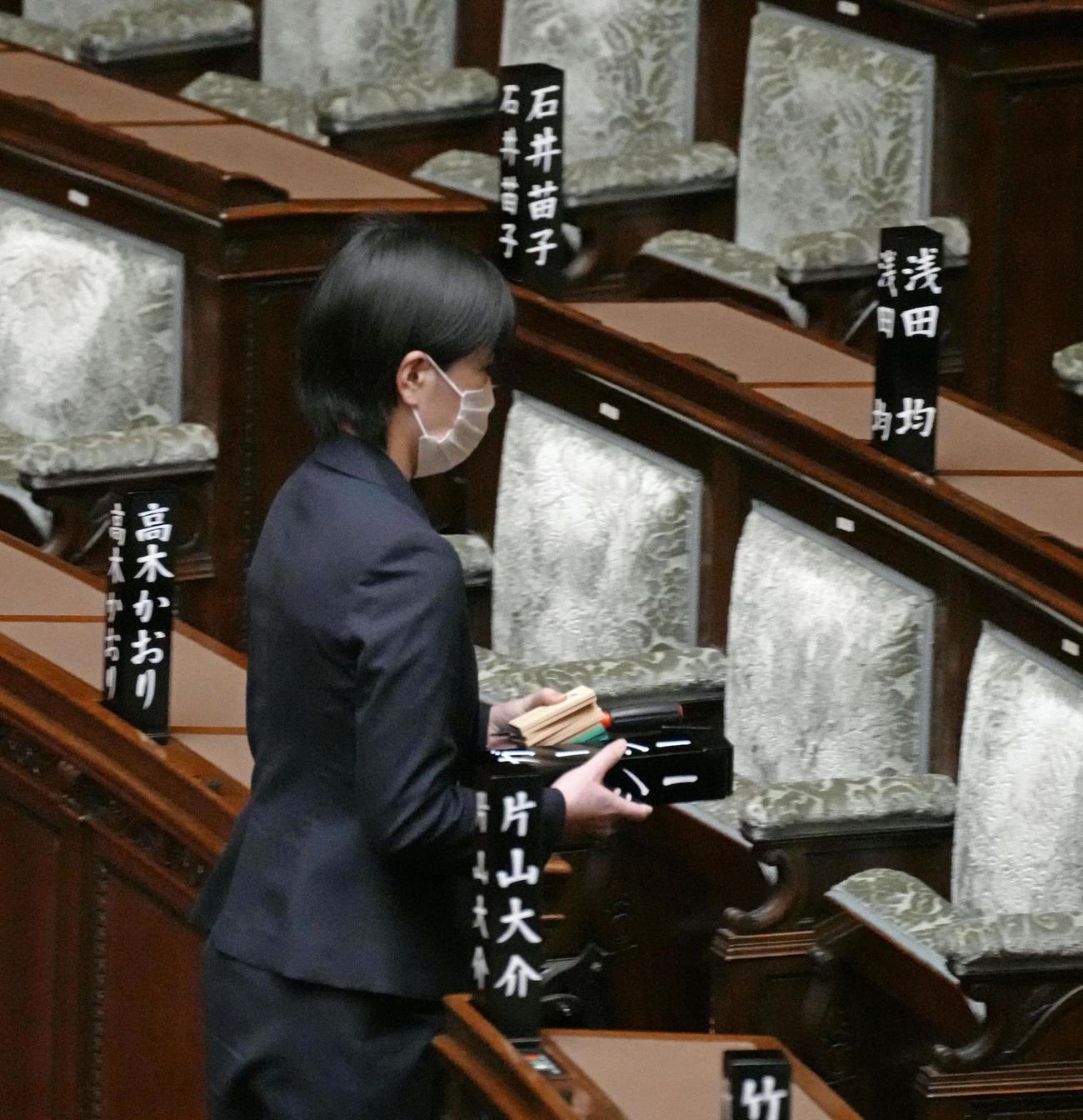 除名され取り外された政治家女子48党のガーシー氏の氏名標を手にする職員（共同）