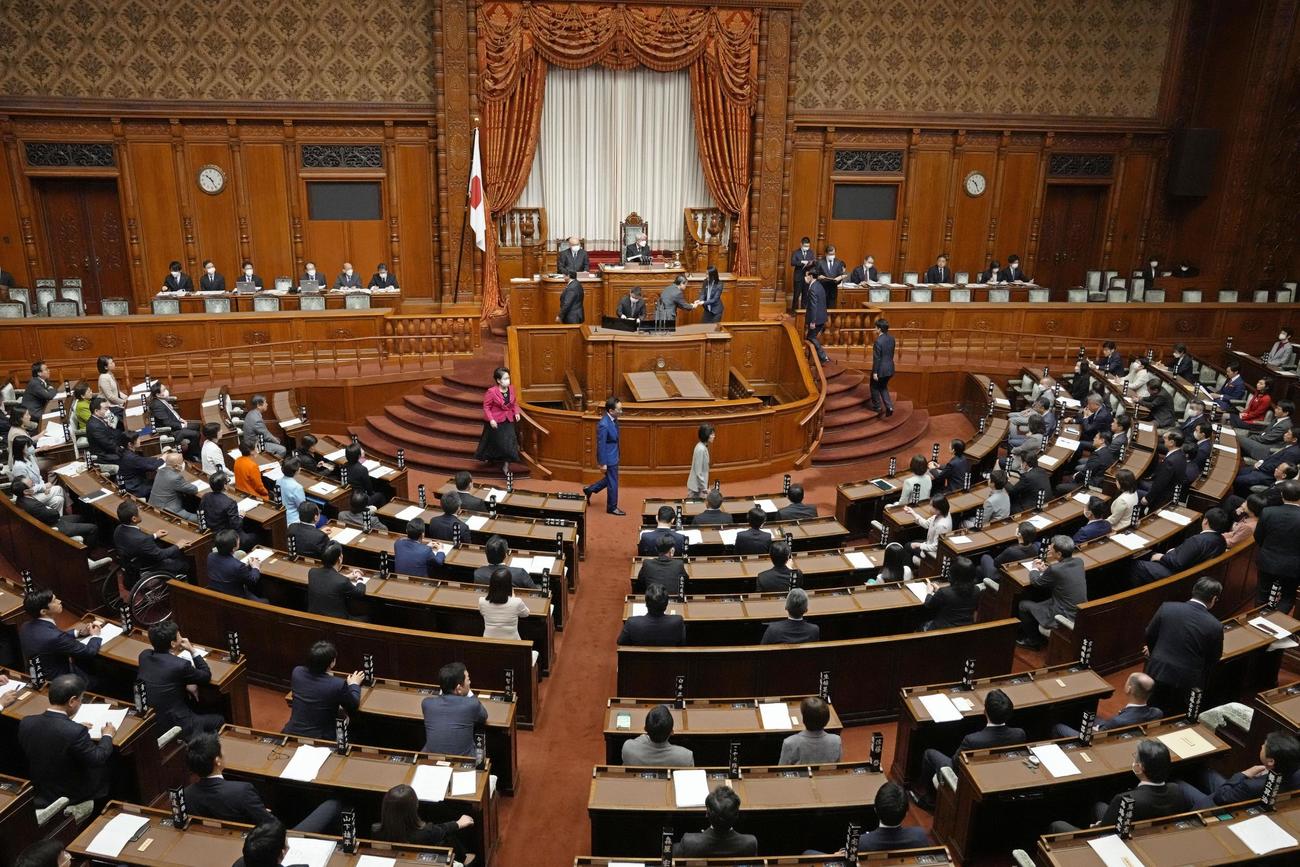 参院本会議で政治家女子48党のガーシー議員の除名処分案に投票する議員ら（共同）