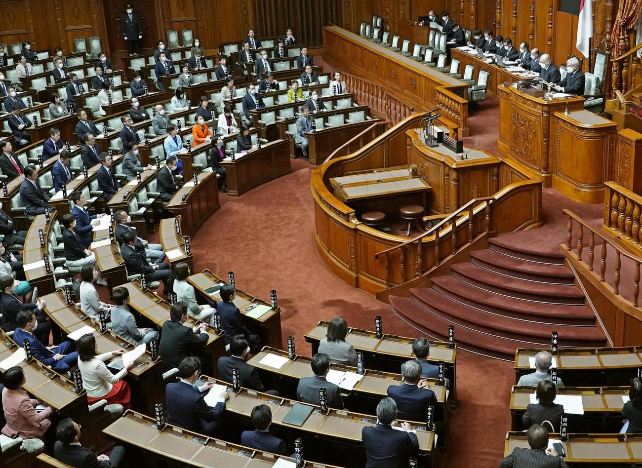 ガーシー議員を「除名」とする懲罰案を可決した参院本会議。右上は宣告する尾辻議長（共同）