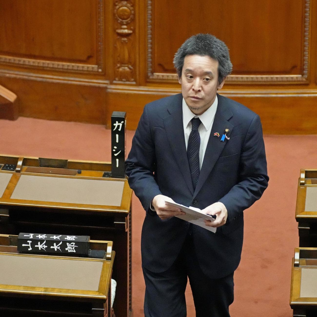参院本会議を終え、除名されたガーシー議員の氏名標を立てて引き揚げる政治家女子48党の浜田政調会長（共同）