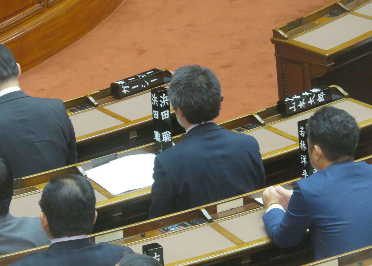 参院本会議場のガーシー氏の名札は1度も登院せず、倒れたままでガーシー氏は議員の身分を失った（撮影・大上悟）