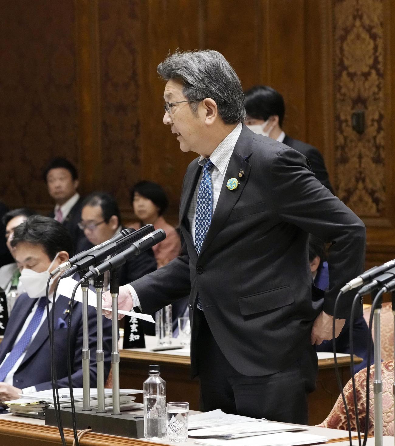 参院予算委で質問する立憲民主党の杉尾秀哉氏（共同）