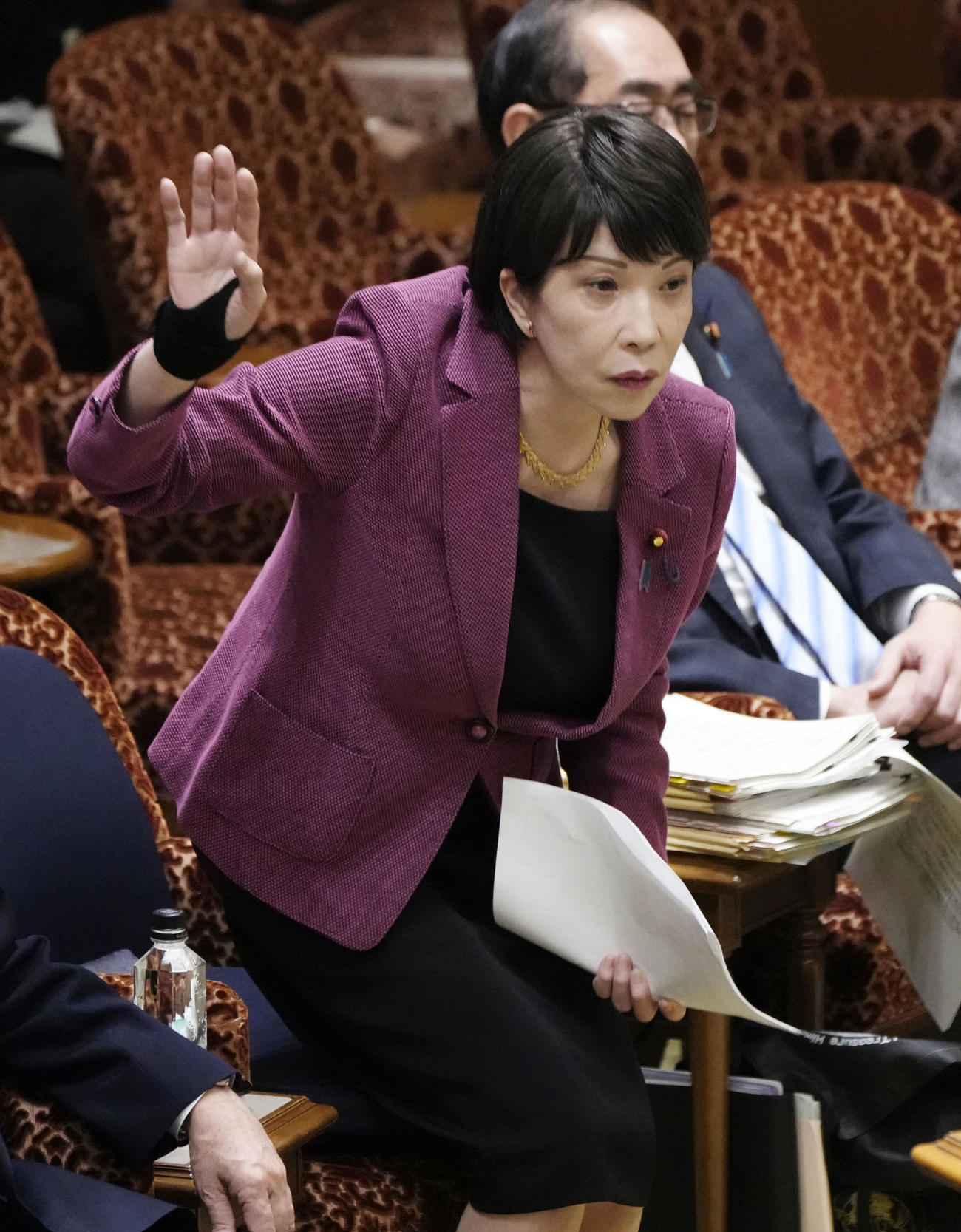 参院予算委で答弁のため挙手する高市経済安保相（共同）