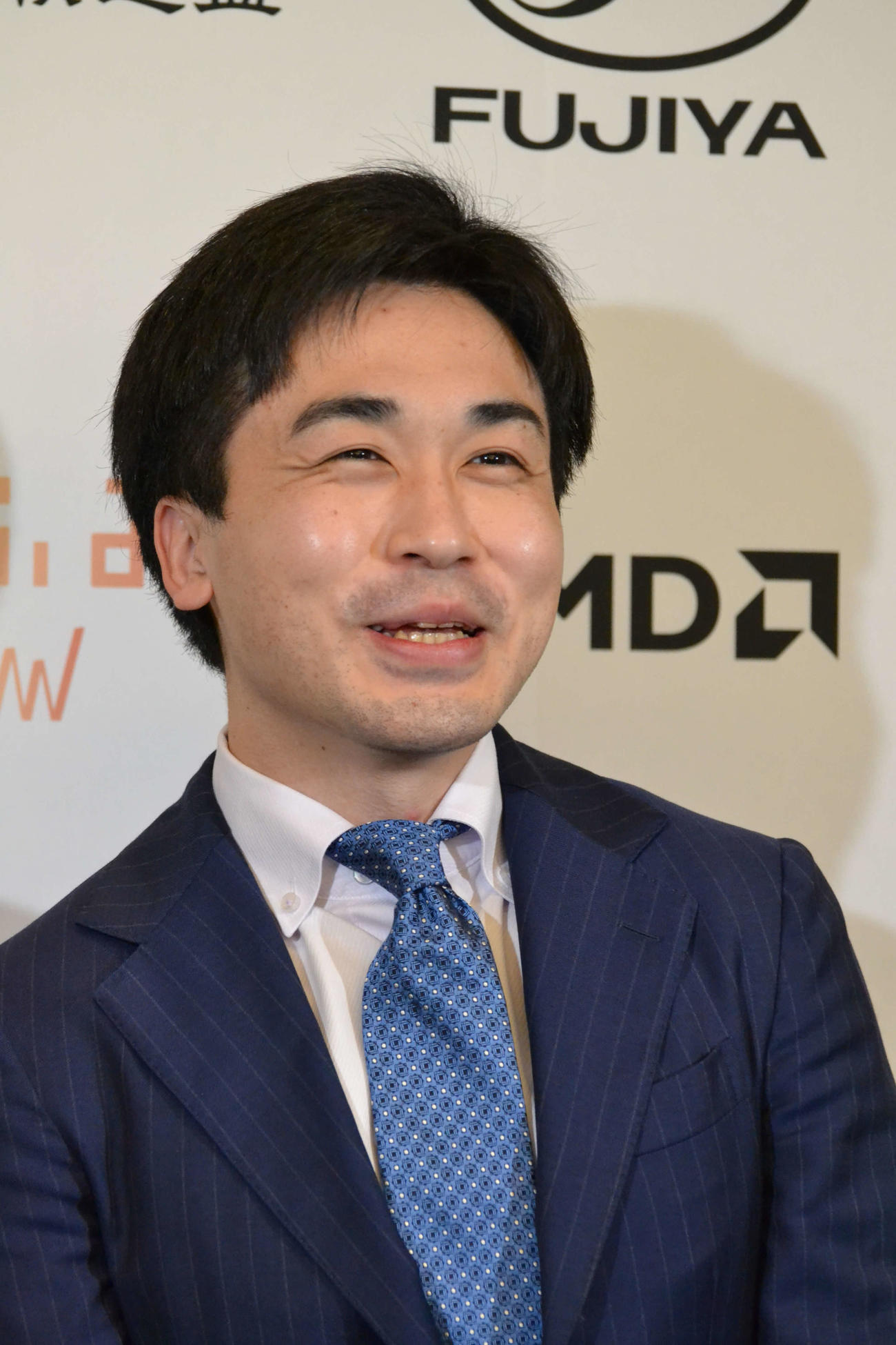 叡王戦初挑戦権獲得の会見で笑顔を見せる菅井竜也八段