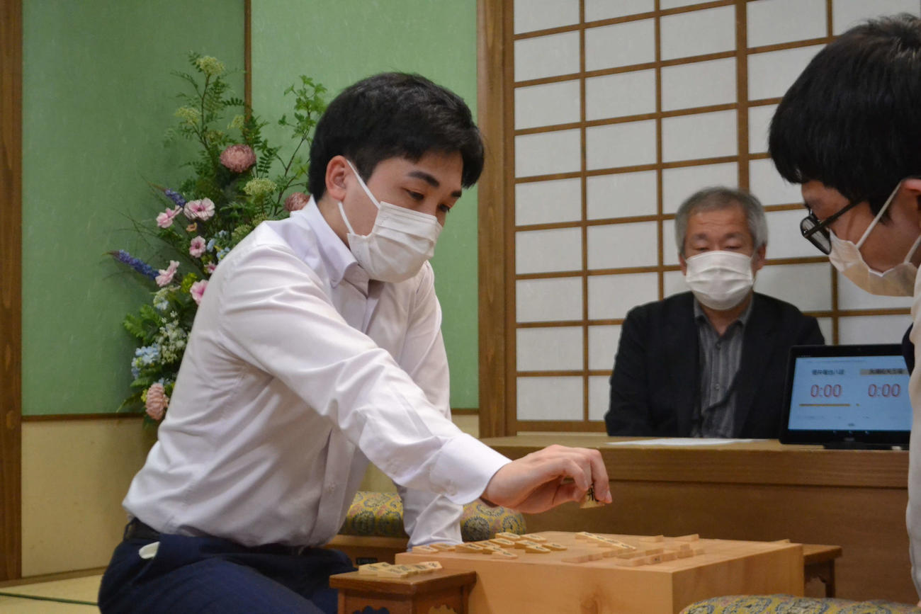 永瀬拓矢王座を下して藤井聡太叡王への挑戦権を獲得した菅井竜也八段
