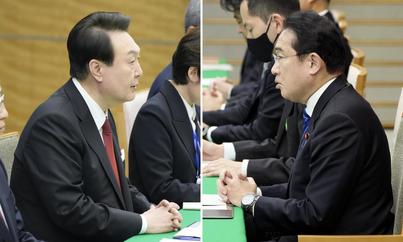 会談する岸田首相（右）と韓国の尹錫悦大統領（共同）