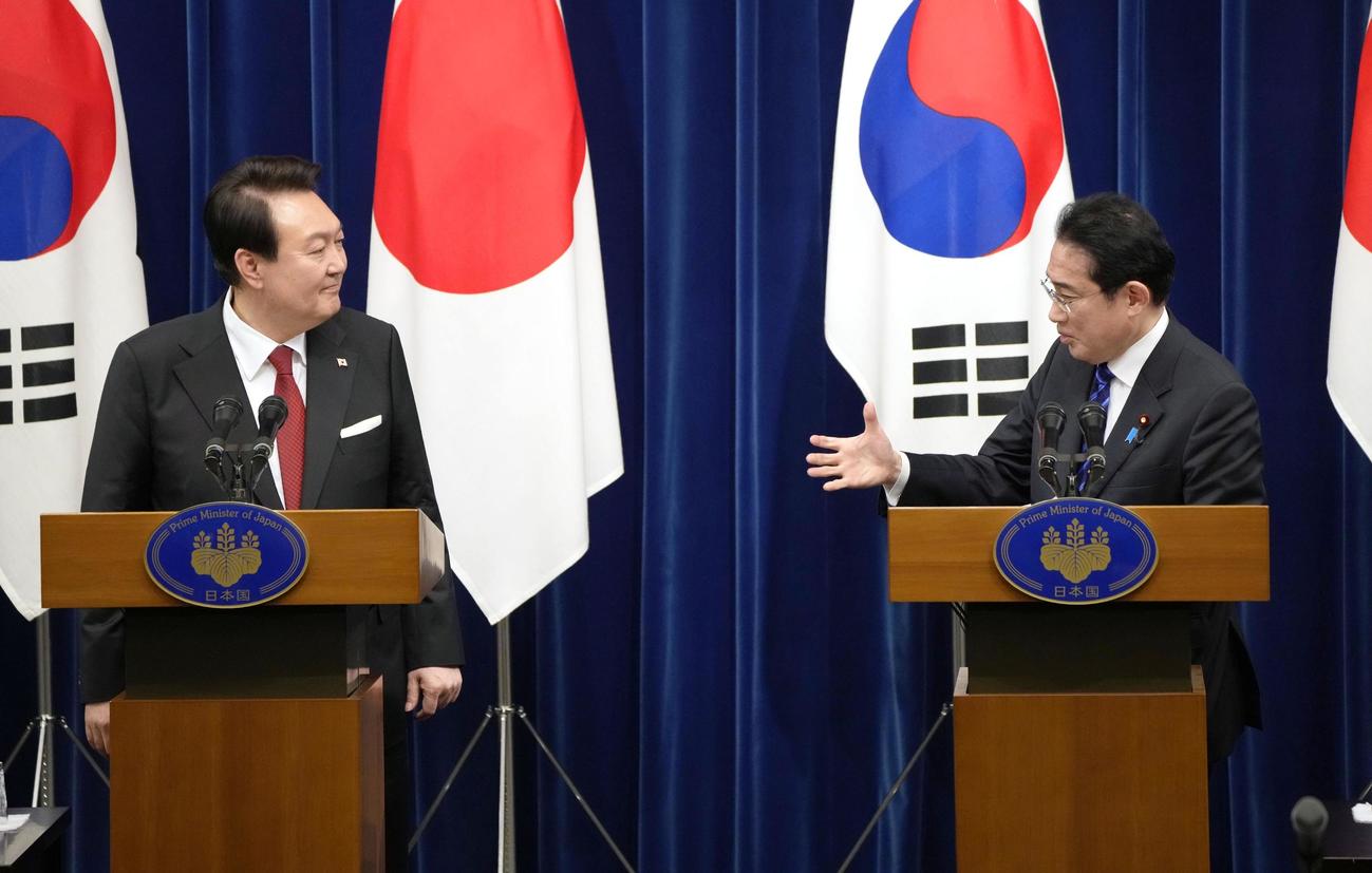 共同記者会見する岸田首相（右）と韓国の尹錫悦大統領（共同）
