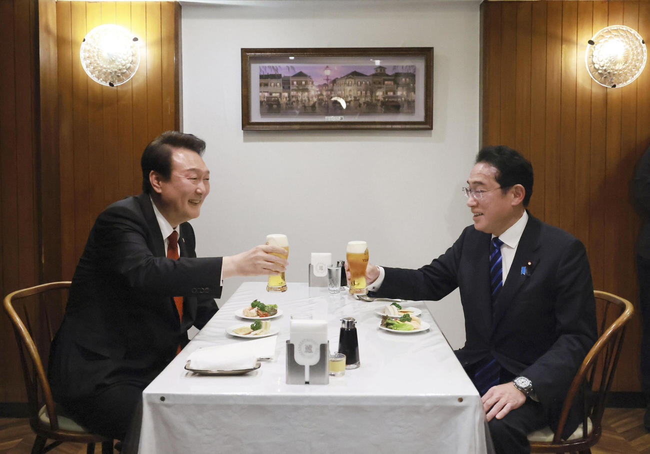 16日、東京・銀座の老舗洋食店「煉瓦亭」で食事する岸田首相（右）と韓国の尹錫悦大統領（内閣広報室提供、共同）