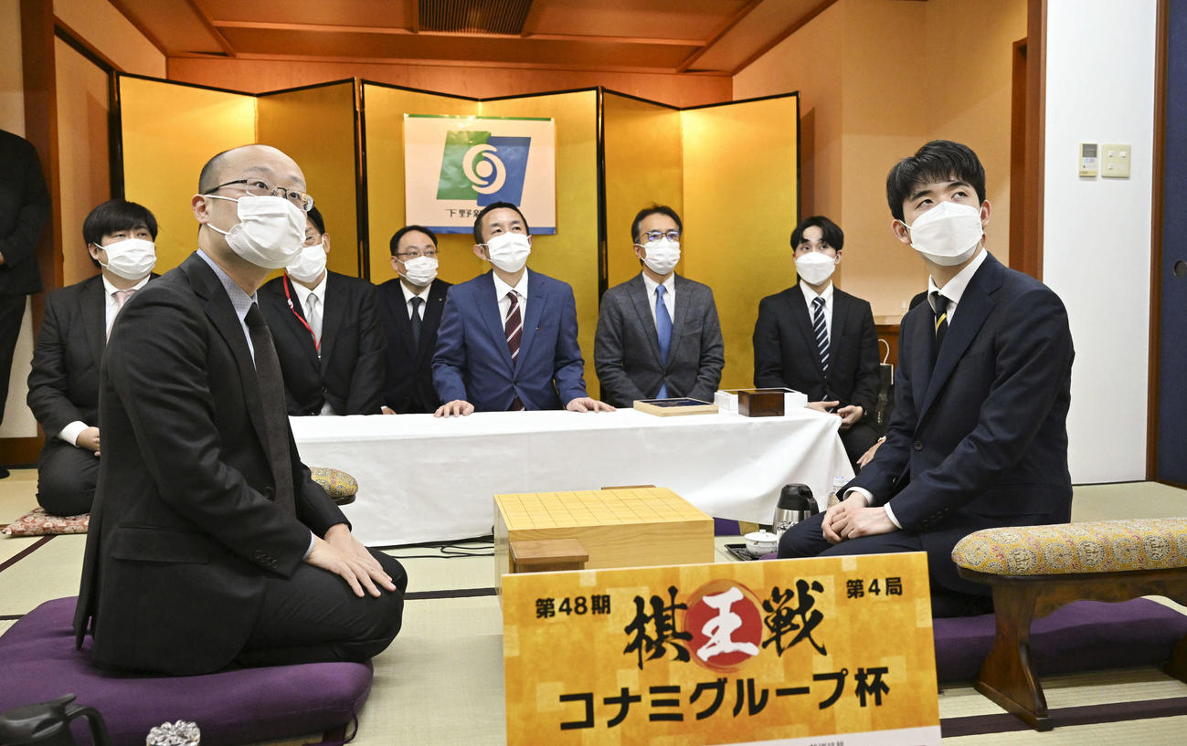 第4局を前に、対局室で検分する渡辺明棋王（左）と藤井聡太五冠（代表撮影）