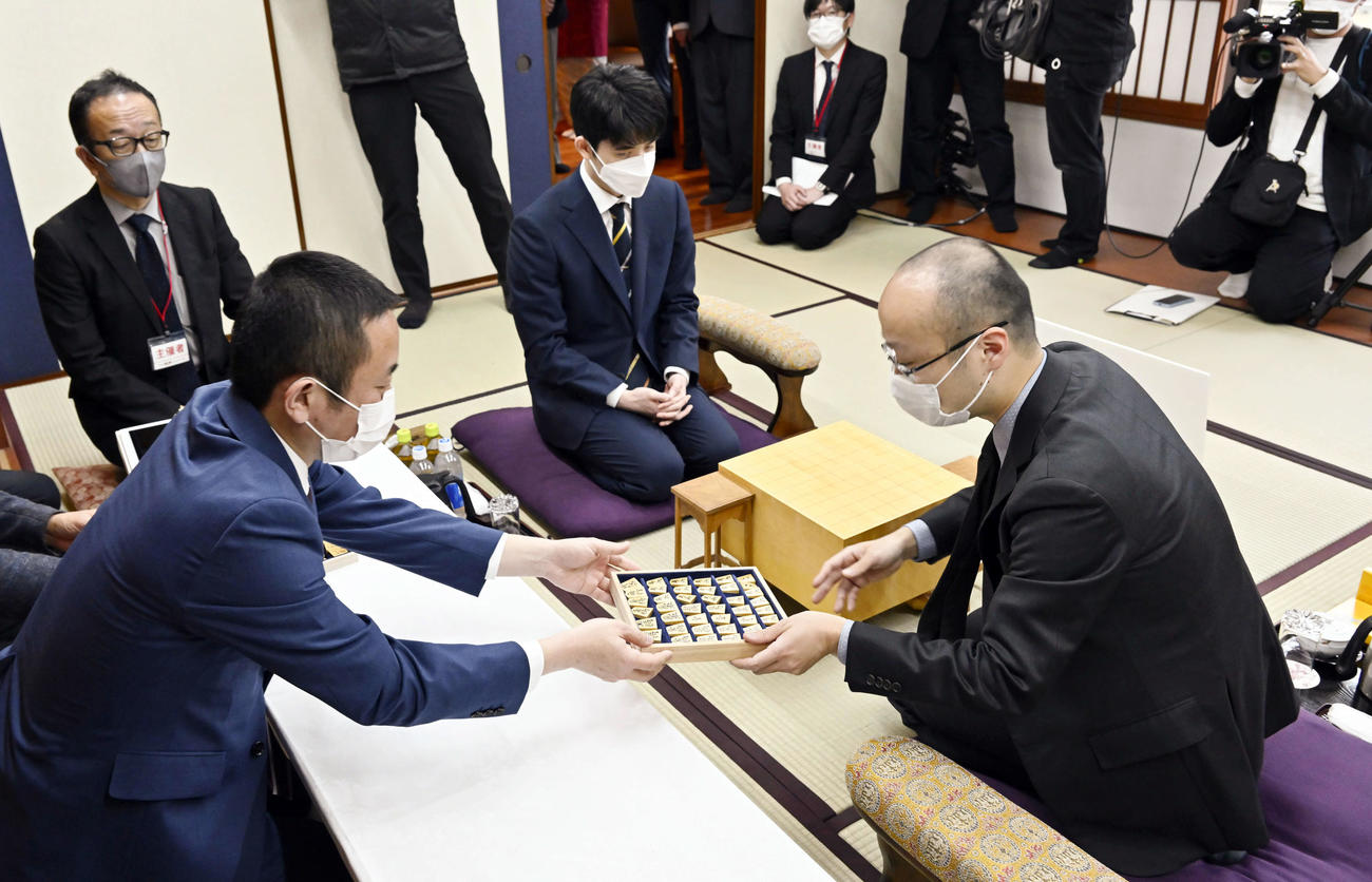 第4局を前に、対局室で検分する渡辺明棋王（右）と藤井聡太五冠（中央奥）（代表撮影）