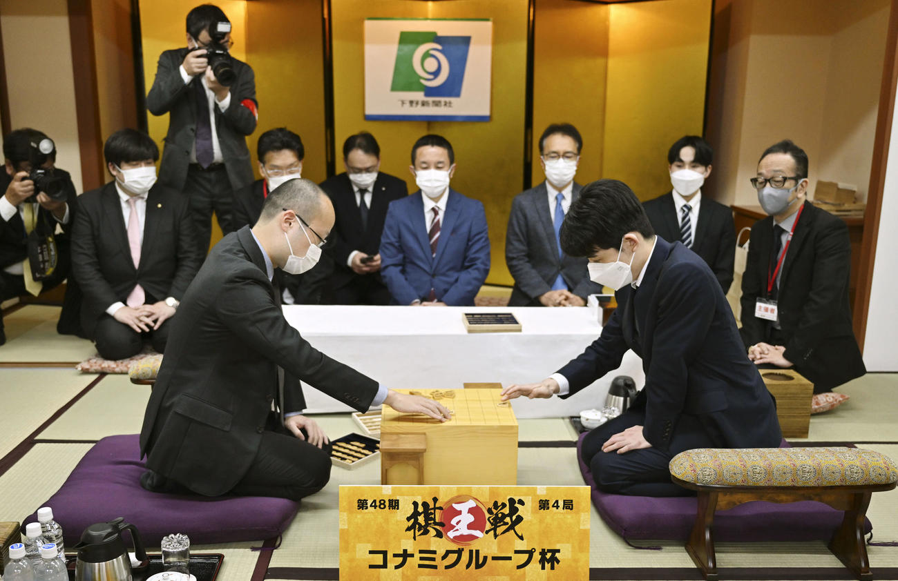 第4局を前に、対局室で検分する渡辺明棋王（左）と藤井聡太五冠（代表撮影）