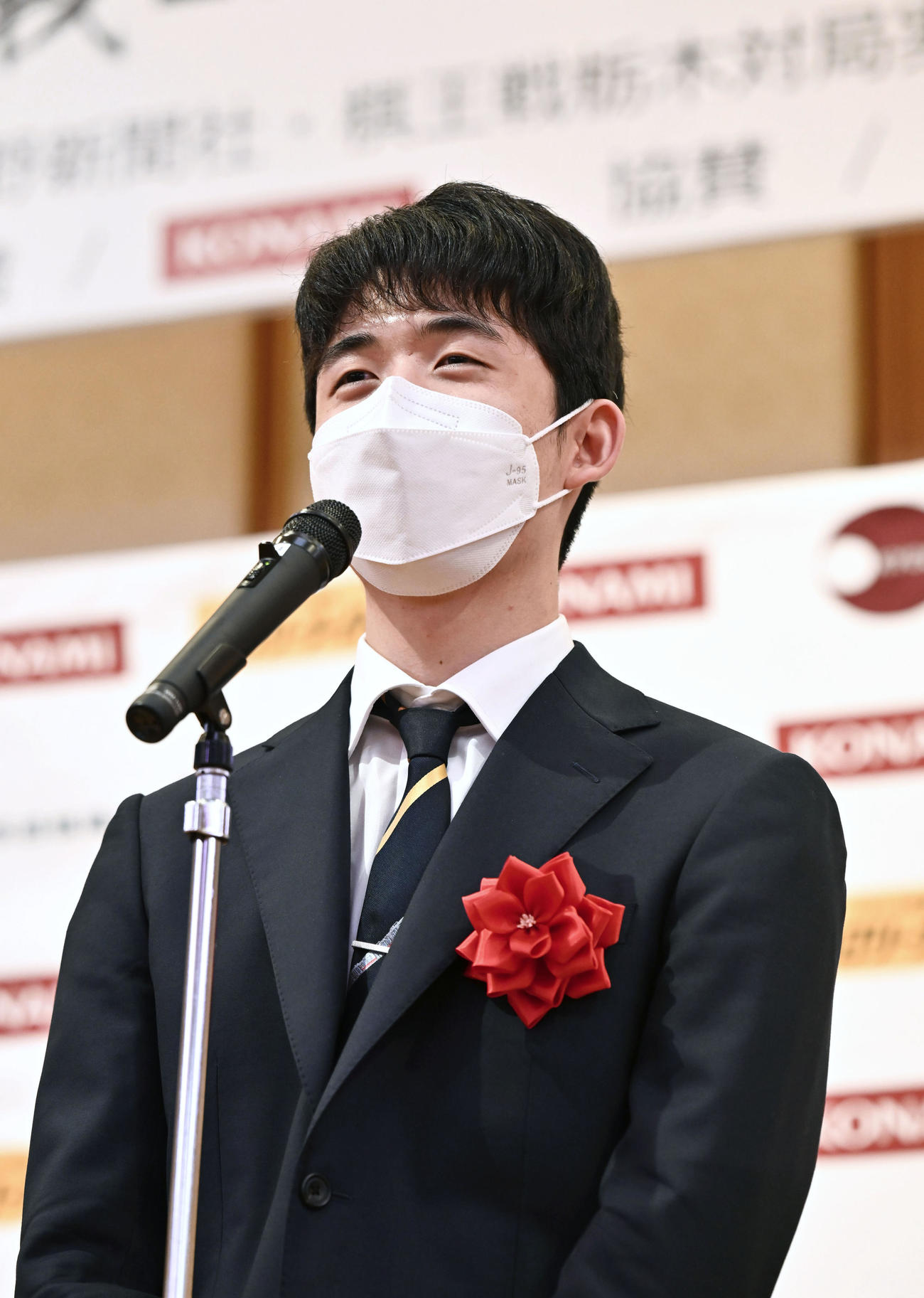 棋王戦第4局の開始式で、あいさつする藤井聡太五冠（代表撮影）