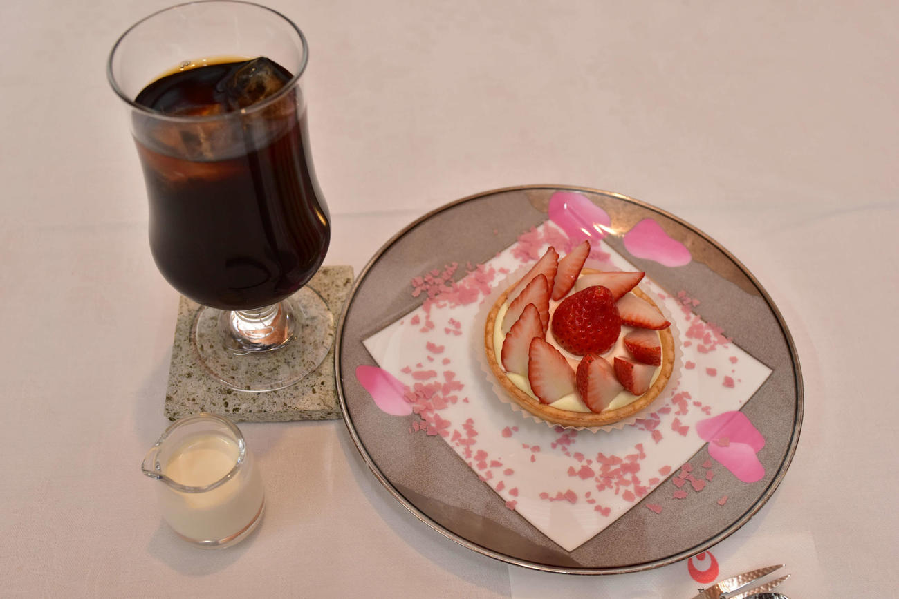 渡辺明棋王の午前のおやつは「とちあいかの生チョコタルト」とアイスコーヒー（日本将棋連盟提供）