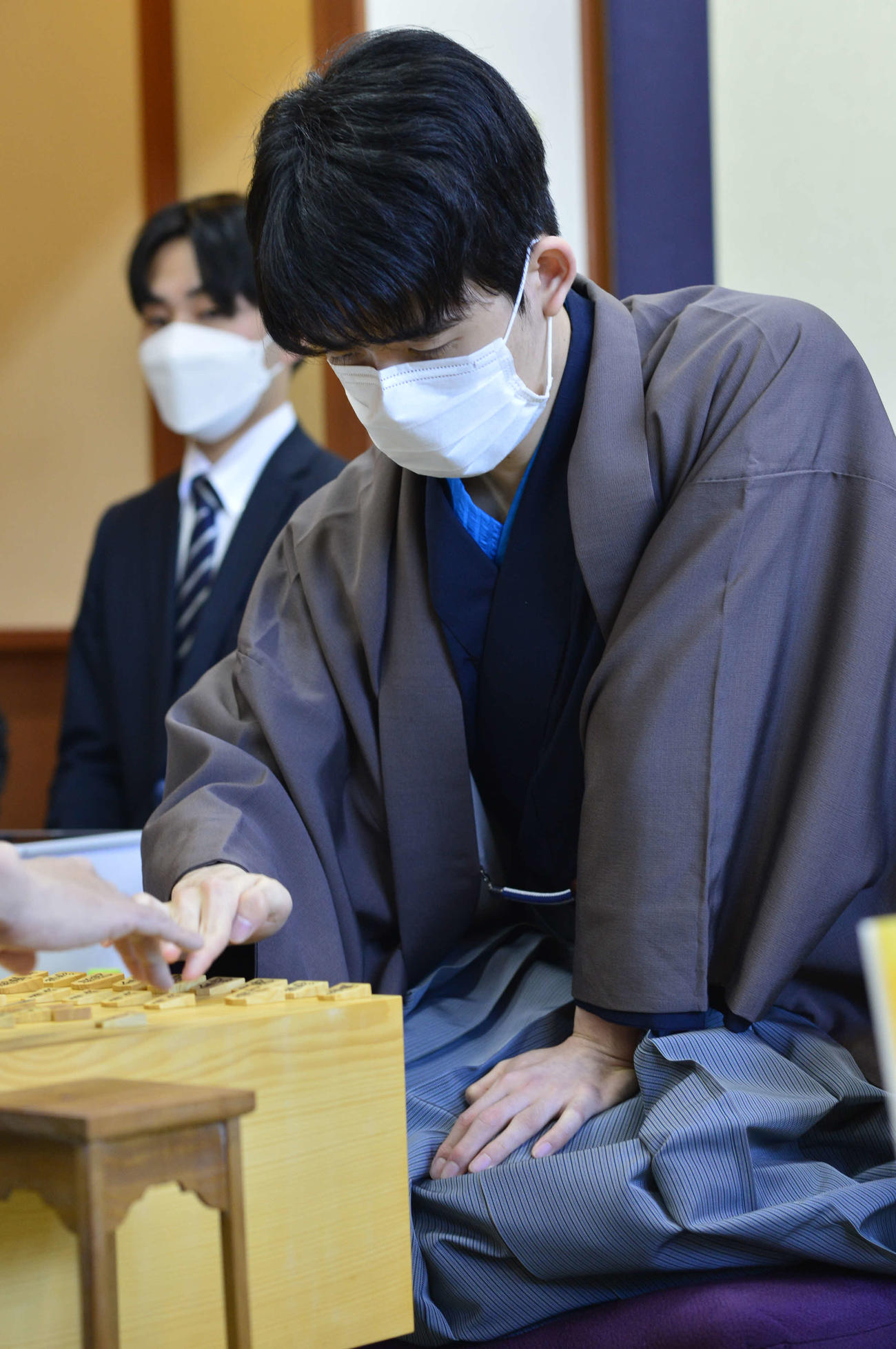 初の棋王獲得と史上最年少6冠を狙う藤井聡太竜王（日本将棋連盟提供）