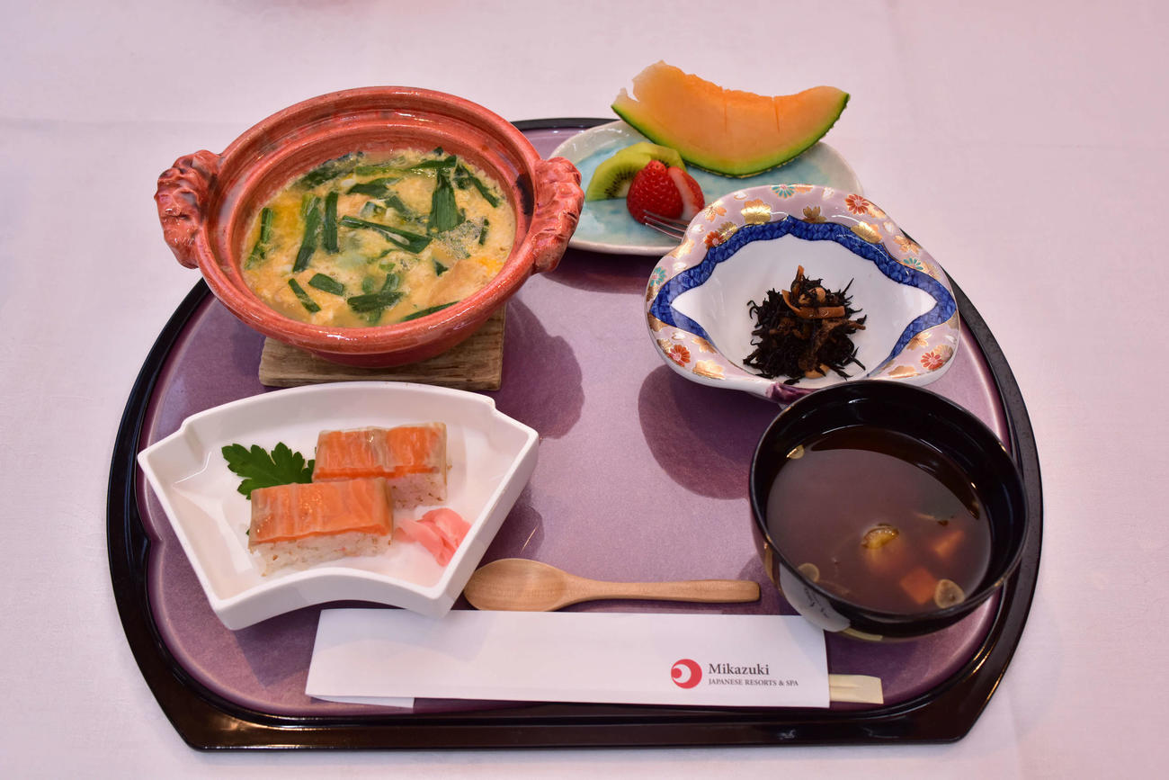 藤井聡太竜王の昼食は「鹿沼にらの玉子とじと八汐鱒（ヤシオマス）の押し寿司」（日本将棋連盟提供）