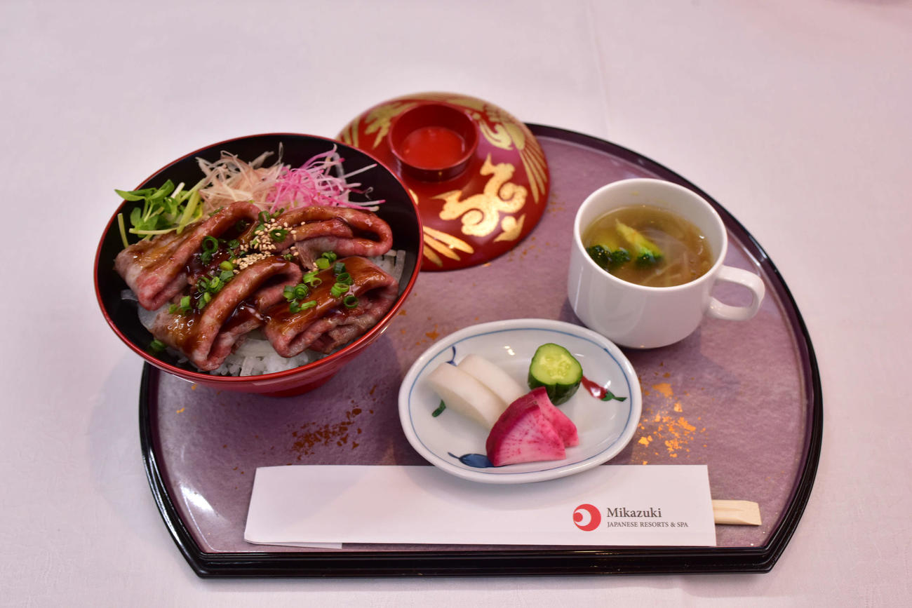 渡辺明棋王の昼食は「栃木和牛のステーキ丼」（日本将棋連盟提供）