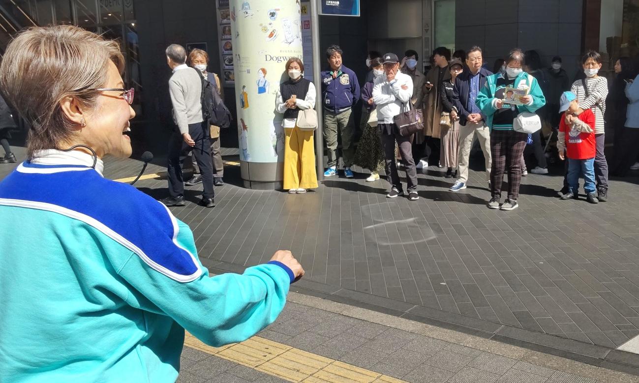 世田谷区議選に出馬予定の三浦静加さんは初めての街頭演説を二子玉川駅前で開いた