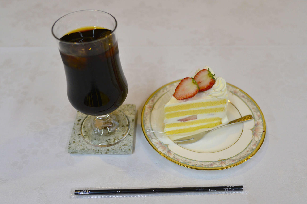 渡辺明棋王の午後のおやつは「いちごのショートケーキ」とアイスコーヒー（日本将棋連盟提供）