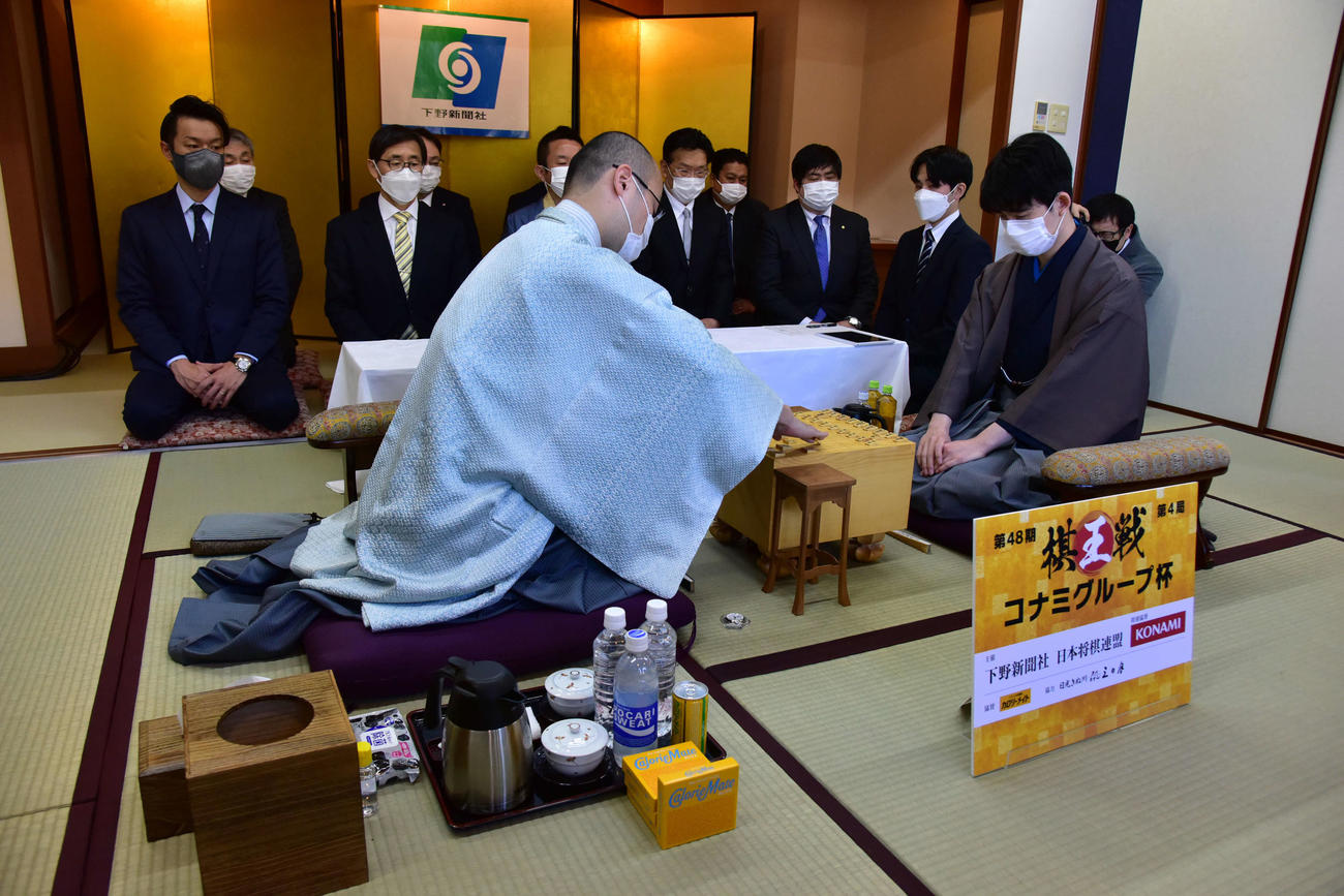 棋王戦5番勝負第4局は渡辺明棋王（左）の先手、藤井聡太竜王（右）の後手でスタート（日本将棋連盟提供）