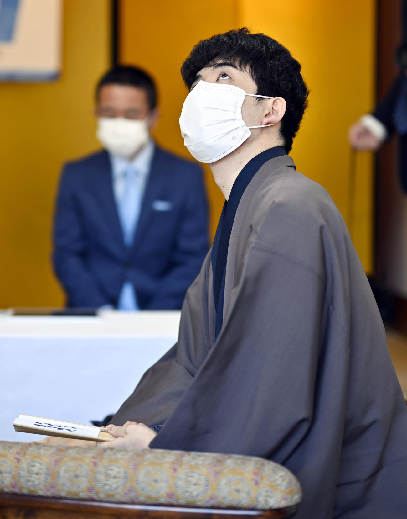 昼食休憩を終え、対局を再開した藤井五冠（代表撮影）