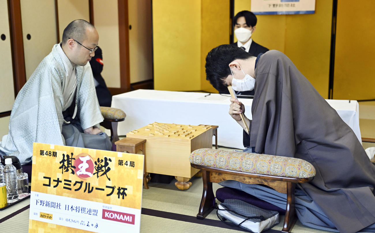 昼食休憩を終え、対局を再開した渡辺棋王（左）と藤井五冠（代表撮影）