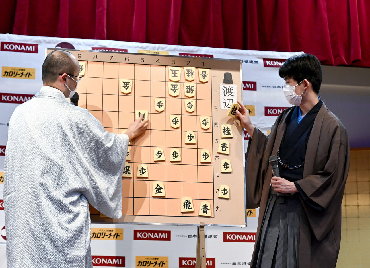 大盤解説会場で対局を振り返る藤井新棋王（右）と渡辺前棋王（代表撮影）