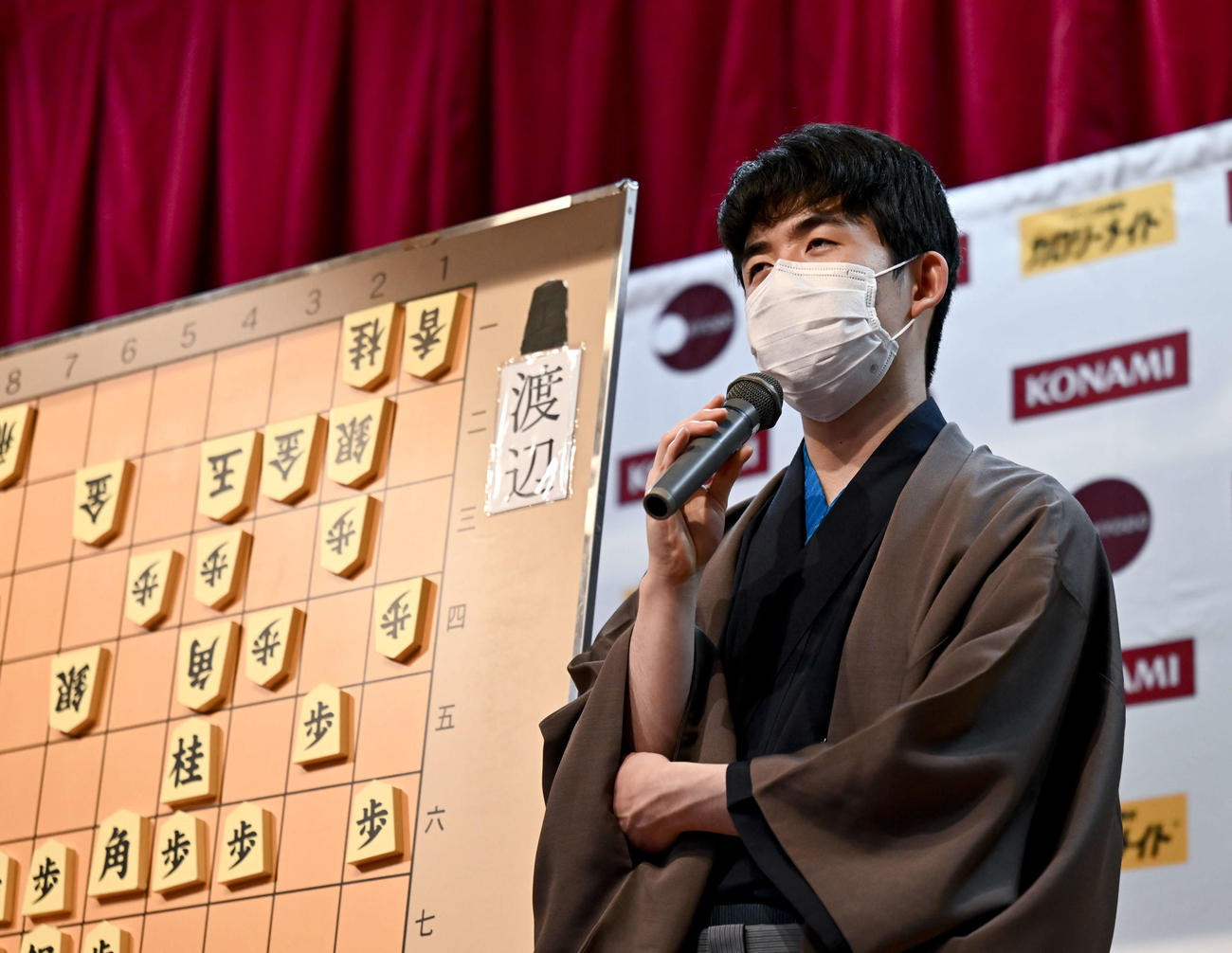 大盤解説会場で対局を振り返る藤井聡太新棋王（代表撮影）