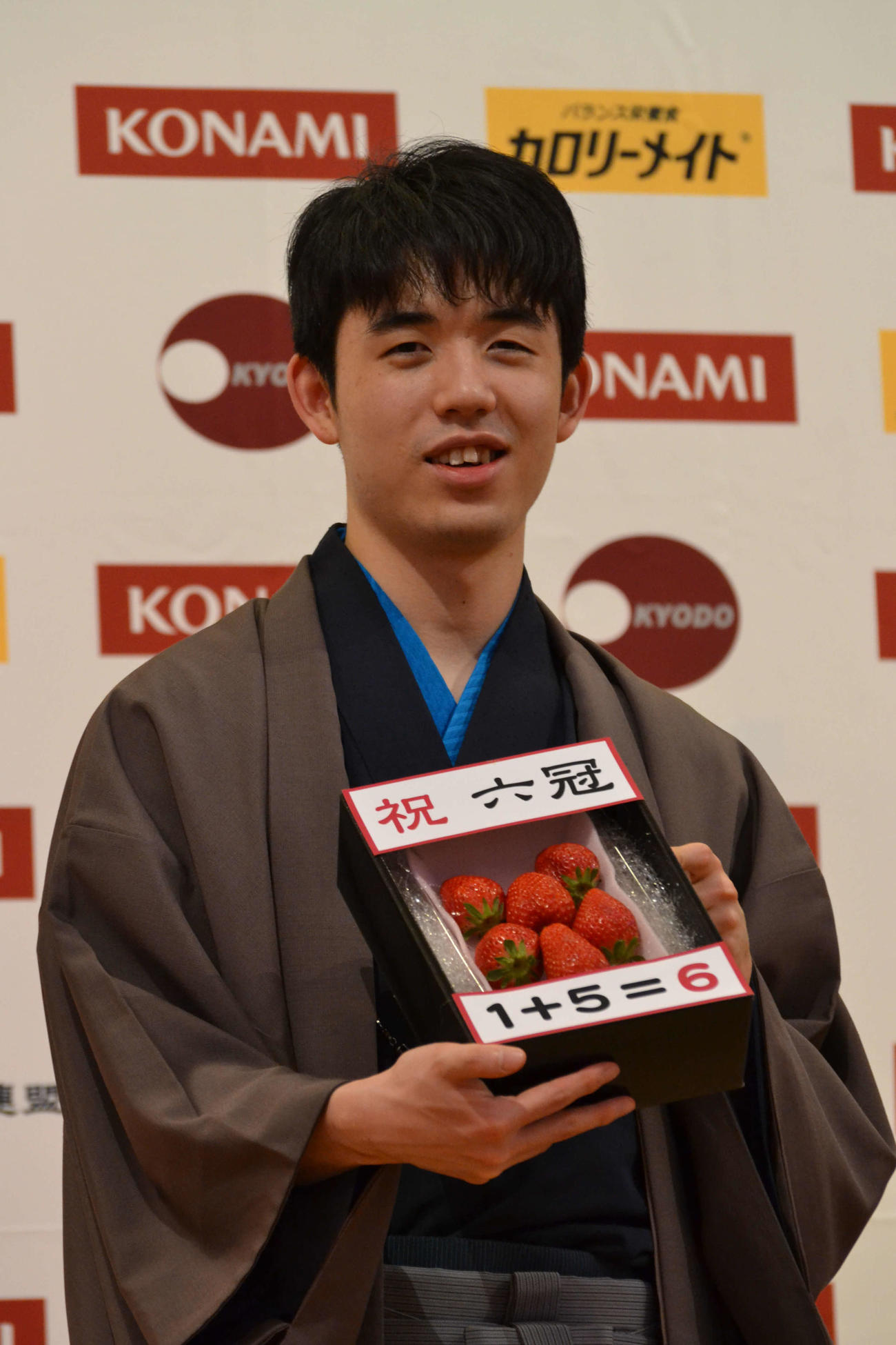 棋王を加えて6冠となり、栃木県特産のイチゴを手にする藤井聡太棋王