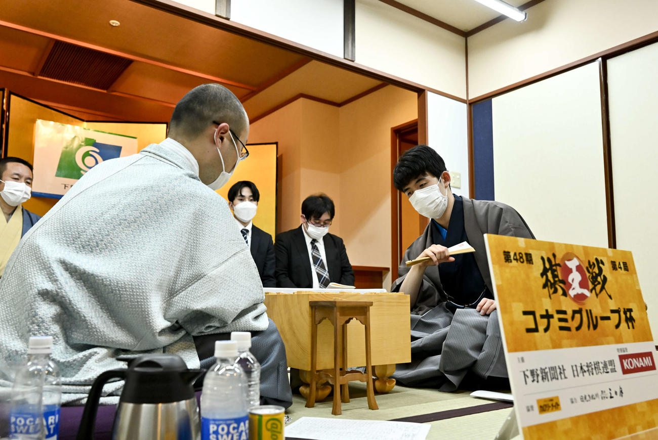 渡辺前棋王（左）に勝利し、感想戦で対局を振り返る藤井新棋王（代表撮影）