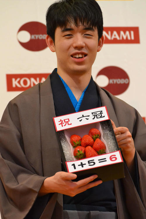 棋王を加えて6冠となり、栃木県特産のイチゴを手に笑顔を見せる藤井聡太棋王（撮影・赤塚辰浩）