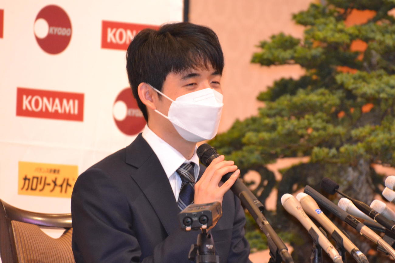 初の棋王獲得と史上最年少6冠達成から一夜明の会見に応じた藤井聡太棋王