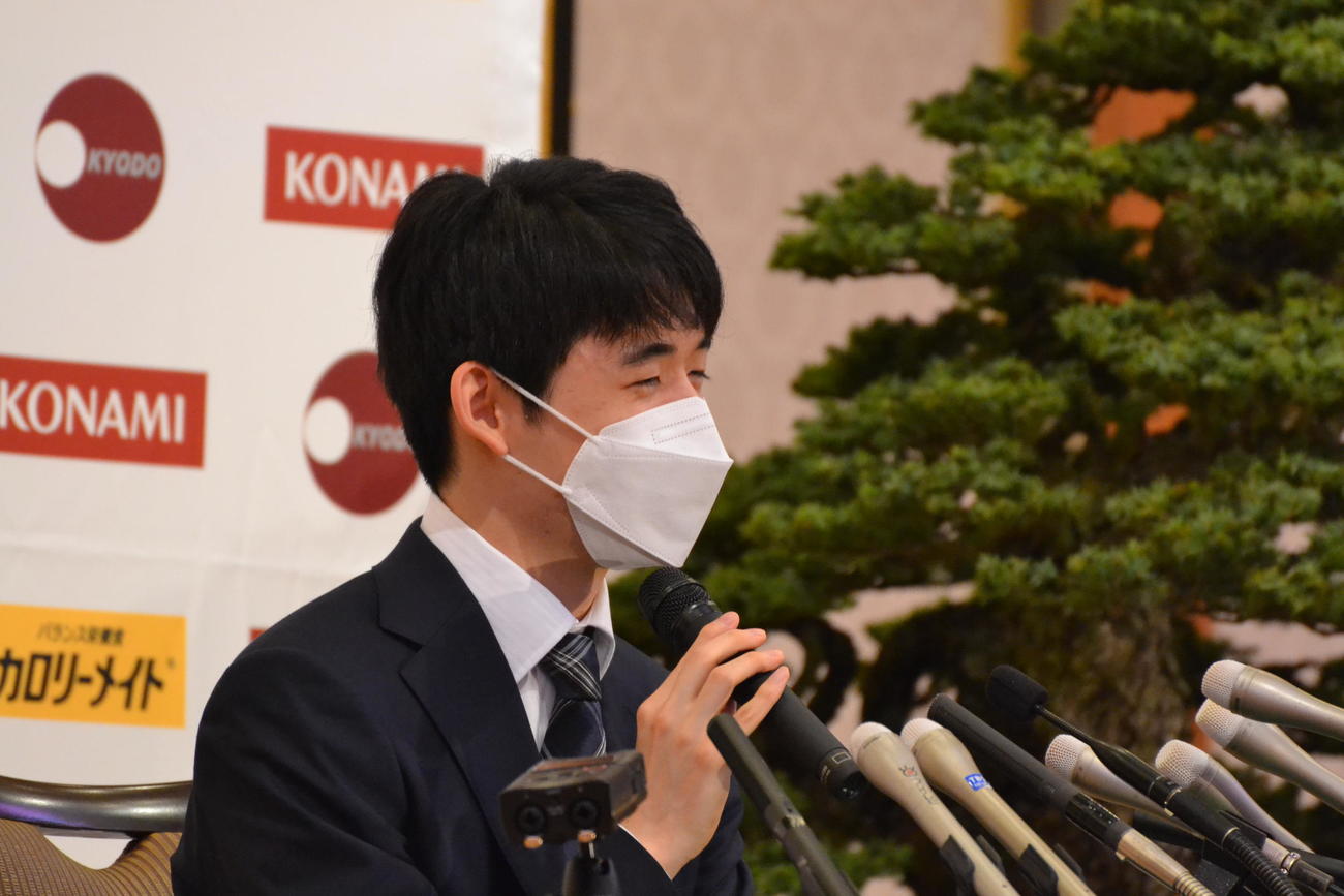 初の棋王獲得と史上最年少6冠達成から一夜明の会見に応じた藤井聡太棋王
