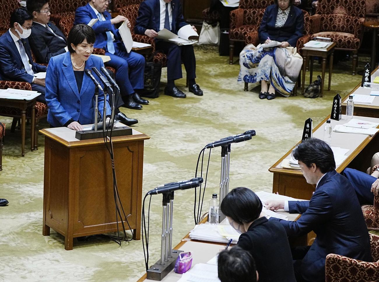 参院予算委で、立憲民主党の小西洋之氏（右端）の質問に答弁する高市経済安保相（共同）