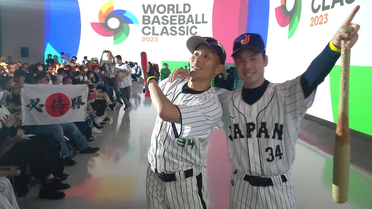 吉田の同点弾直後の吉田まさk（左）と吉田まね尚。ネタも吹っ飛んでポーズをとるのが精いっぱいだった（撮影・寺沢卓）