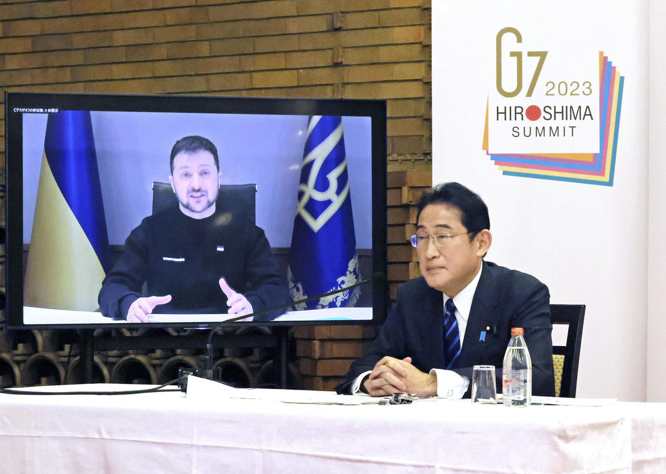 G7首脳テレビ会議に出席した岸田首相。画面はウクライナのゼレンスキー大統領＝2月、首相公邸（内閣広報室提供＝共同）