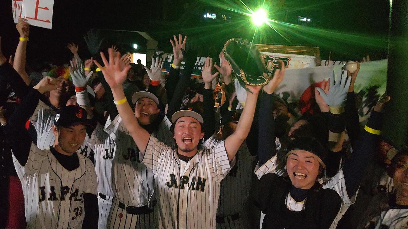 村上の逆転サヨナラ打にちょいまねジャパン野球部だけではなくPV会場全体が大歓声に包まれた（撮影・寺沢卓）